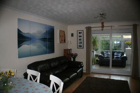 2 bedroom terraced house to rent, Bilsington Close, Chatham