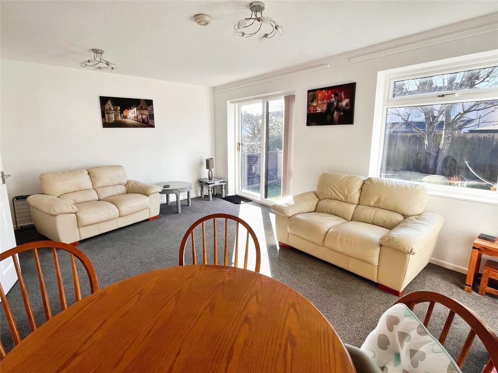 Lounge/Dining
