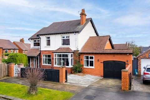 4 bedroom detached house for sale, Poplar Avenue, Wakefield