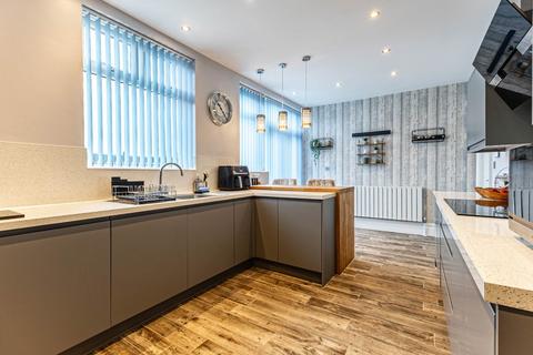 4 bedroom detached house for sale, Poplar Avenue, Wakefield, WF2