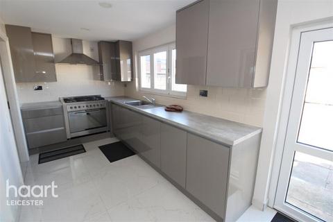 3 bedroom semi-detached house to rent, Jellicoe Road, Leicester