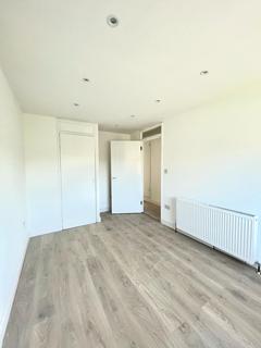 2 bedroom flat to rent, Chase Road, London N14