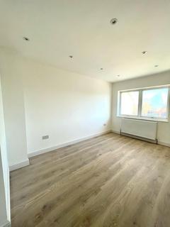 2 bedroom flat to rent, Chase Road, London N14