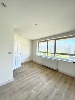 2 bedroom flat to rent, Chase Road, London N14