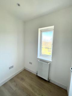 2 bedroom flat to rent, Chase Road, London N14