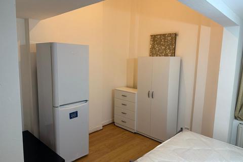 Studio to rent, Barnabas Road, London E9