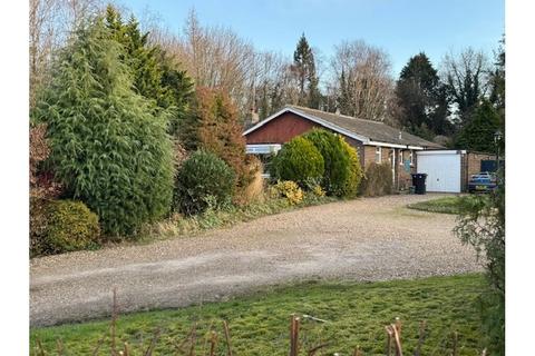 3 bedroom bungalow to rent, Abercorn Way, Woking GU21