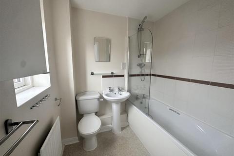 2 bedroom apartment to rent, Parkgate Road, West Timperley