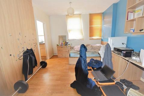 Studio to rent, Midland Road