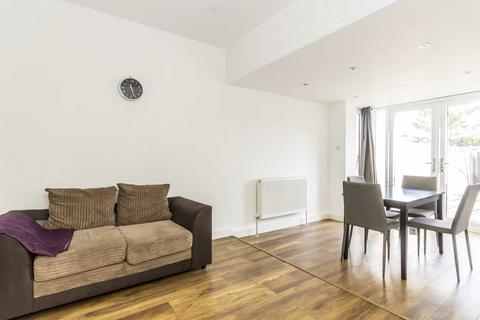 2 bedroom house to rent, St. Andrews Road, London W3