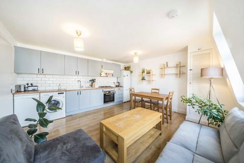 2 bedroom flat to rent, Tooting High Street, London SW17
