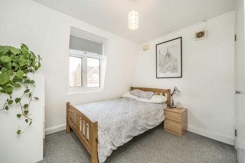 2 bedroom flat to rent, Tooting High Street, London SW17