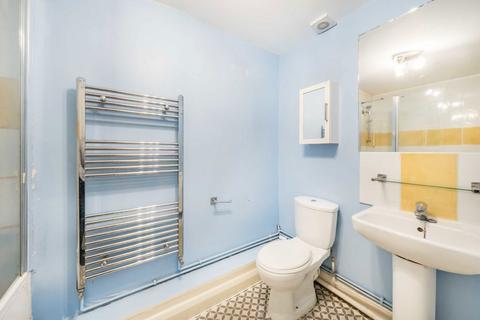 2 bedroom flat to rent, Tooting High Street, London SW17