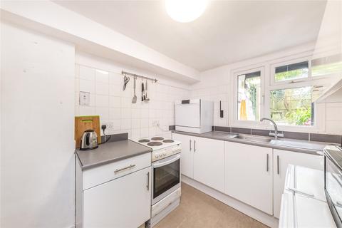 Studio to rent, London SW8