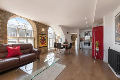 2 bedroom flat for sale, Hopton Road, London, SE18