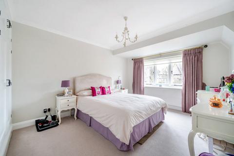 19 Monks Drive, London, W3 0EG