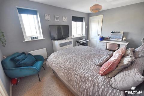 17 Castleton Grove, Haverfordwest, SA62 4AF