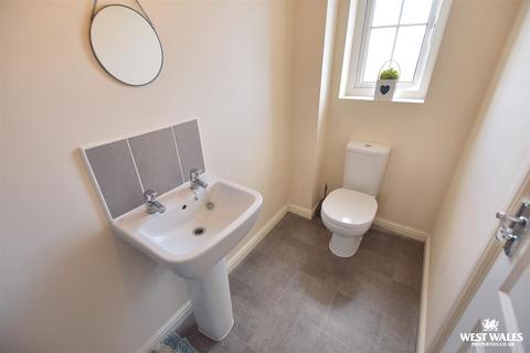 17 Castleton Grove, Haverfordwest, SA62 4AF
