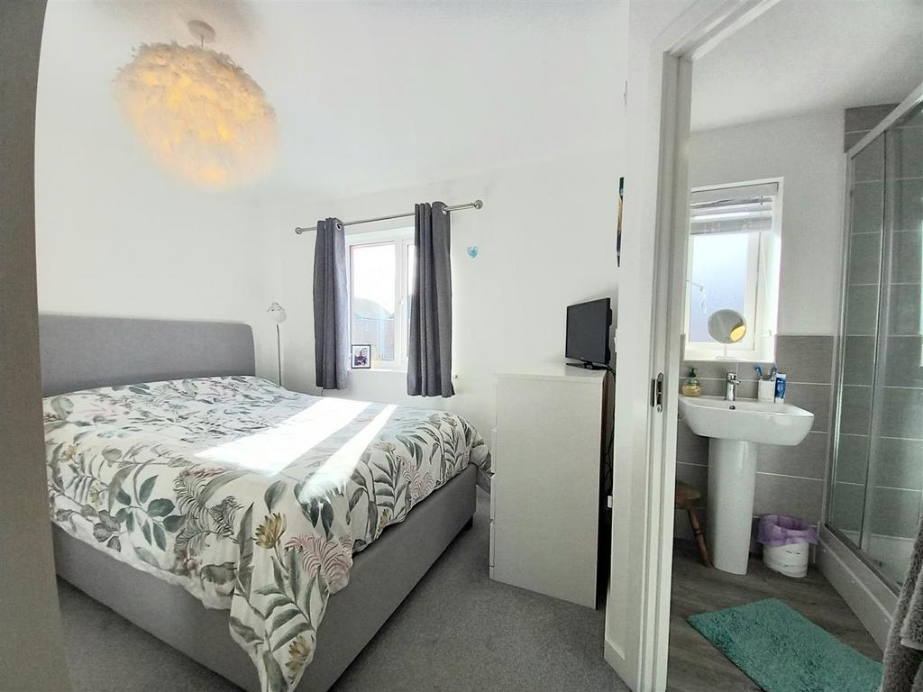 8 DC mas Bed.jpg