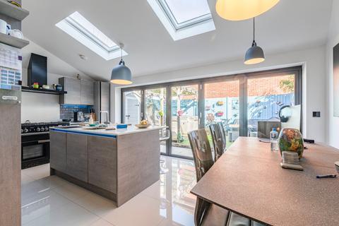 13 Loxley Close, Byfleet, West Byfleet, KT14 7GA