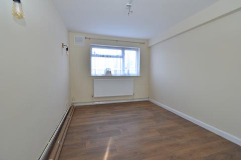 3 bedroom flat to rent, Northolt, UB5