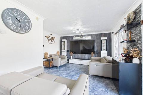 27 Bearcroft Avenue, Great Meadow, Worcester, WR4 0DR