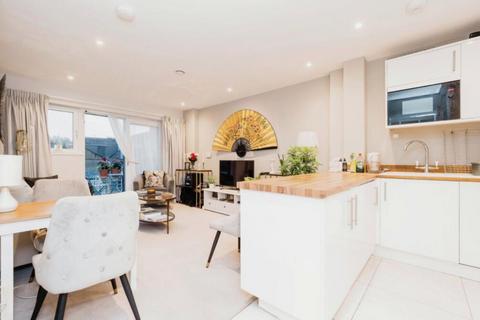 2 bedroom flat for sale, High Road, Loughton, IG10