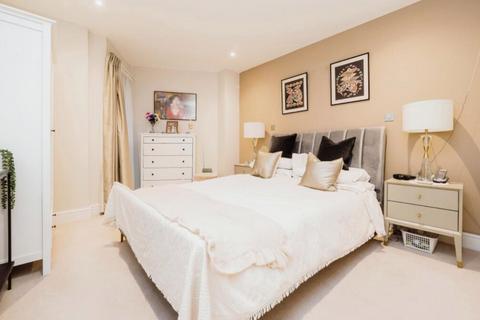 2 bedroom flat for sale, High Road, Loughton, IG10