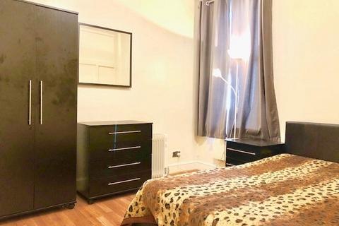 3 bedroom end of terrace house to rent, Saville Road, London E16