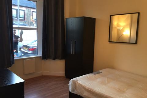 3 bedroom end of terrace house to rent, Saville Road, London E16