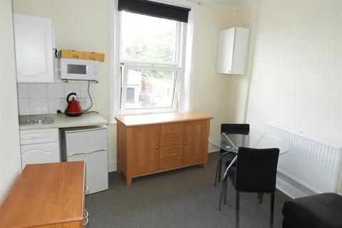 Studio to rent, Devizes Road, Swindon SN1