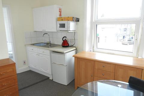 Studio to rent, Devizes Road, Swindon SN1