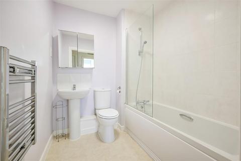 2 bedroom flat to rent, 40 Field House, Schoolgate Drive, Morden SM4