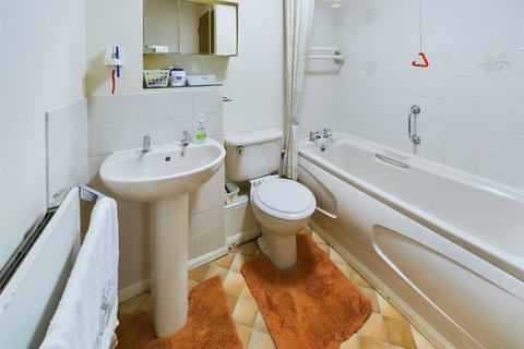 2 bedroom apartment for sale, Berryscroft Road, Staines-upon-Thames, Surrey, TW18
