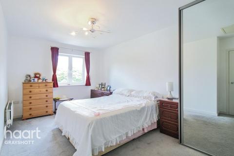 44 Beacon Crescent, Hindhead, GU26 6UG