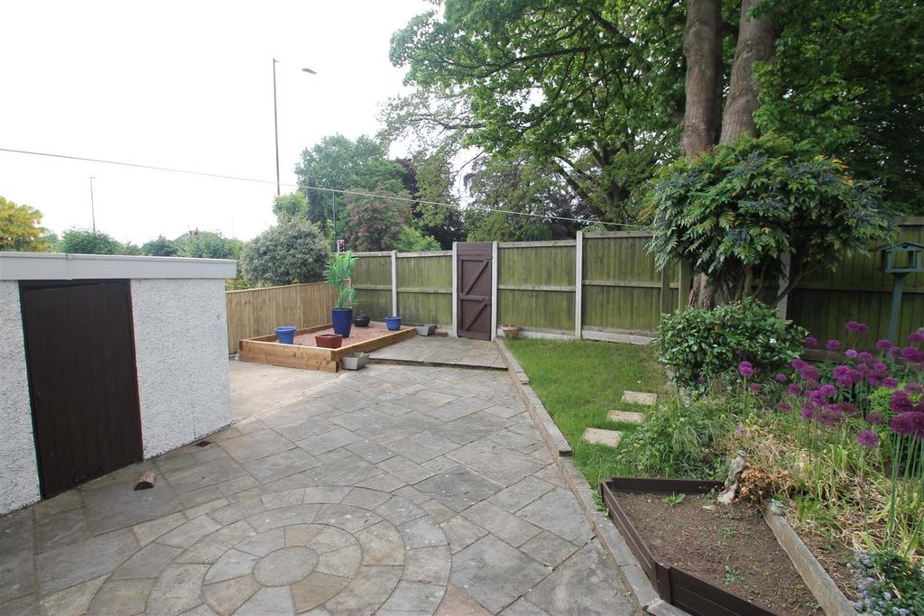 Rear garden with garage.JPG