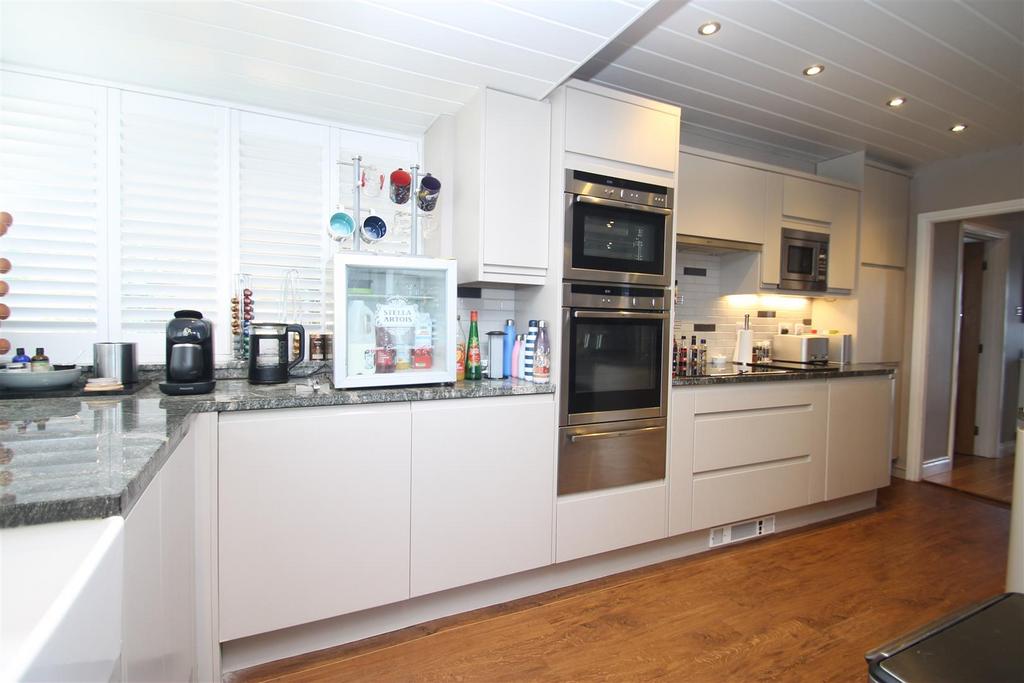 Kitchen 2.JPG