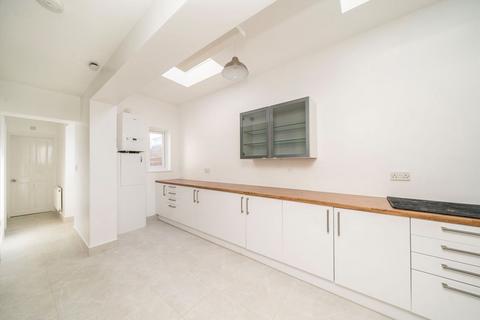 4 bedroom house to rent, Lyndhurst Way, London SE15