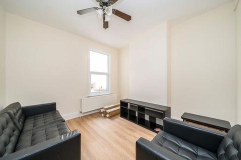 4 bedroom house to rent, Lyndhurst Way, London SE15