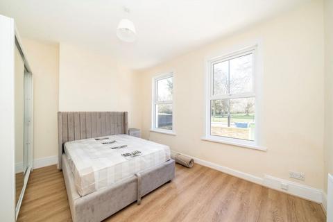 4 bedroom house to rent, Lyndhurst Way, London SE15