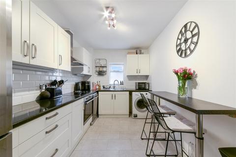 2 bedroom apartment for sale, Lyme Regis Road, Banstead