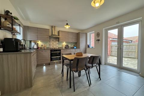 4 bedroom detached house for sale, Oak Crescent, Burnham-on-Crouch