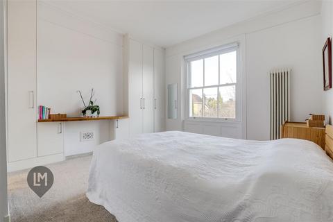 3 bedroom flat for sale, Melrose Road, London