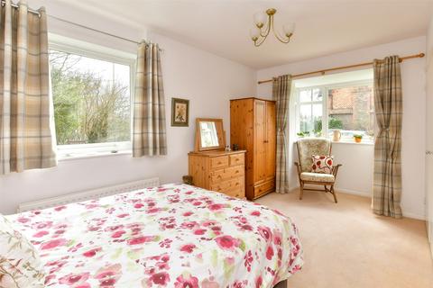 2 bedroom ground floor flat for sale, Wimblehurst Road, Horsham, West Sussex