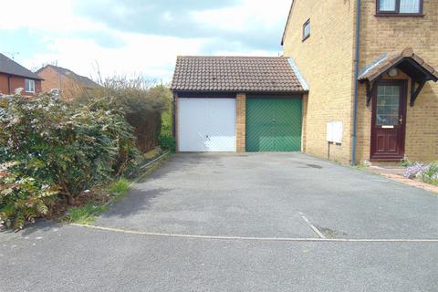 3 bedroom terraced house to rent, Scarborough Way, Slough