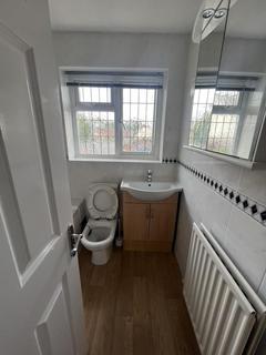 3 bedroom terraced house to rent, Scarborough Way, Slough