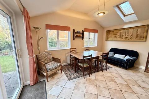 58 Bishopton Drive, Macclesfield, SK11 8TR