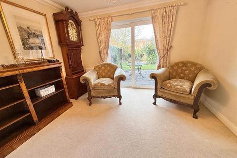 58 Bishopton Drive, Macclesfield, SK11 8TR