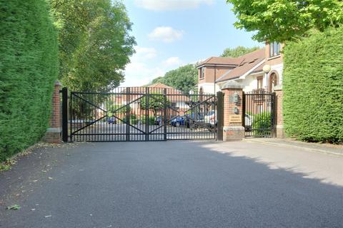 2 bedroom flat for sale, Brook Park Close, London