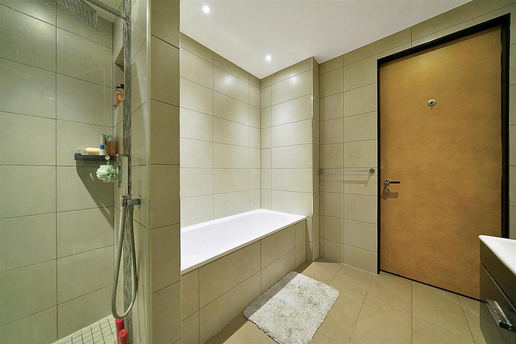 Flat 21, Crystal Court - mw21 Pn4 T7u Px80b BR5 X8.jpg
